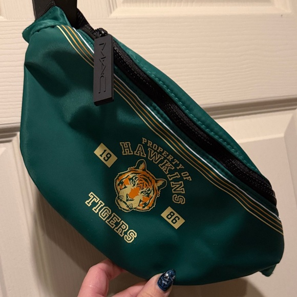 Stranger Things Fanny Pack MAC - Picture 2 of 2